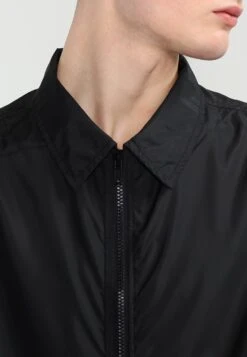 URBAN CLASSICS Coach Coat - Trenchcoat - Black 11 URBAN CLASSICS Coach Coat - Trenchcoat - Black -Jack and Jones Verkoopwinkel 09034012306348b0ac5b16922c007775