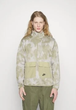 Nike Sportswear Windjack - Neutral Olive/Light Iron Ore/Black 13 Nike Sportswear Windjack - Neutral Olive/Light Iron Ore/Black -Jack and Jones Verkoopwinkel 0e2509b9e83c49d59c655fab79c313d8