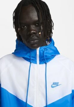 Nike Sportswear M Wvn Lnd Wr Hd - Windjack - Photo Blue/White/Photo Blue 13 Nike Sportswear M Wvn Lnd Wr Hd - Windjack - Photo Blue/White/Photo Blue -Jack and Jones Verkoopwinkel 0f025f21620541e2b5ea5ed5a965326c