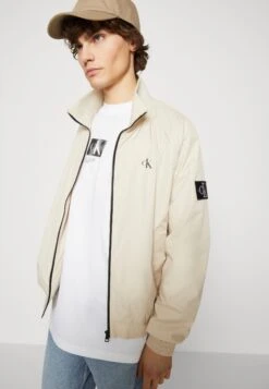 Calvin Klein Jeans Unpadded Harrington Jacket - Regenjas - Classic Beige -Jack and Jones Verkoopwinkel 15215dfc82a44a759ddc6e531dfe5057