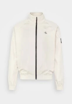 Calvin Klein Jeans Unpadded Harrington Jacket - Regenjas - Classic Beige -Jack and Jones Verkoopwinkel 259a916671e6403eb525f0c7a5bd795d