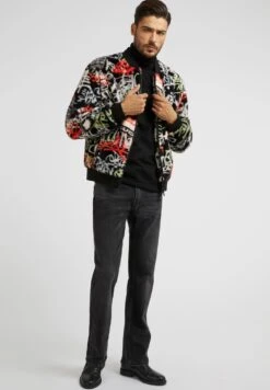 Guess Graffiti - Winterjas - Gemustert Multicolor 8 Guess Graffiti - Winterjas - Gemustert Multicolor -Jack and Jones Verkoopwinkel 25d2ee4707c44c38951b7a5d825a25cf