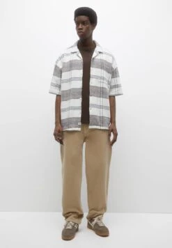 PULL & BEAR Short Sleeve Checked - Overhemd - White 9 PULL & BEAR Short Sleeve Checked - Overhemd - White -Jack and Jones Verkoopwinkel 270a6eff34504a3c86bc60e7610162e3