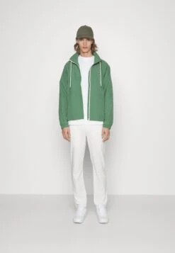 Lacoste Lichte Jas - Vert Kaki 10 Lacoste Lichte Jas - Vert Kaki -Jack and Jones Verkoopwinkel 2b21ab9f26eb477cbd46c6cddf6916a1