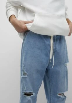 PULL & BEAR Relaxed Fit Jeans - Light Blue Denim -Jack and Jones Verkoopwinkel 2d335f6574d5465db8209bf590a2d78d