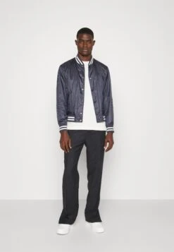 THEORY Varsity Polis - Bomberjacks - Dark Blue -Jack and Jones Verkoopwinkel 2f97a4e59f0247ecb2dd4885bf253d8c