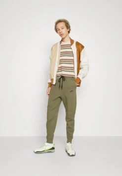 Nike Sportswear Trainingsbroek - Medium Olive/Black 13 Nike Sportswear Trainingsbroek - Medium Olive/Black -Jack and Jones Verkoopwinkel 3a4a938948fd4cb483d1a4187d3857e4