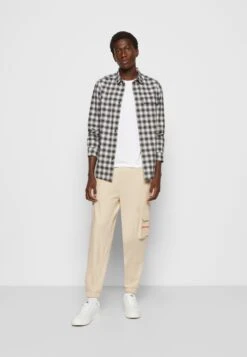 Calvin Klein Jeans Two Tone Monogram Pant - Trainingsbroek - Eggshell 10 Calvin Klein Jeans Two Tone Monogram Pant - Trainingsbroek - Eggshell -Jack and Jones Verkoopwinkel 3ab207891cd74920b7d65c8c01b008ff