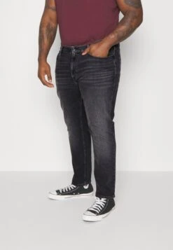 Ryan Plus - Straight Leg Jeans - Black