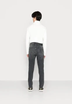 LTB Henry - Straight Leg Jeans - Lennard Wash 9 LTB Henry - Straight Leg Jeans - Lennard Wash -Jack and Jones Verkoopwinkel 3ff636816a114505a8be0f889333479c