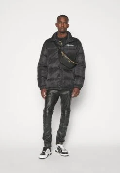 MOSCHINO Long Jacket - Winterjas - Fantasy Black 13 MOSCHINO Long Jacket - Winterjas - Fantasy Black -Jack and Jones Verkoopwinkel 4c78c6ea12cb4b40a416e615219457ea