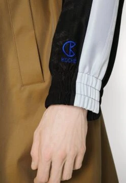 KOCHÉ Trenchcoat - Beige 11 KOCHÉ Trenchcoat - Beige -Jack and Jones Verkoopwinkel 4f958fcc4eed4561946963b67b17a1e5