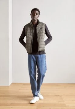 Marc O'Polo Stand Up Collar Zip Pockets Elastic Binding - Bodywarmer - Copley Brown -Jack and Jones Verkoopwinkel 50f6c4b63cdd4602a3da554ee85d7049