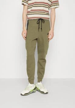 Nike Sportswear Trainingsbroek - Medium Olive/Black 11 Nike Sportswear Trainingsbroek - Medium Olive/Black -Jack and Jones Verkoopwinkel 52e5f3c320fa426ab97b8b3ec3e83985