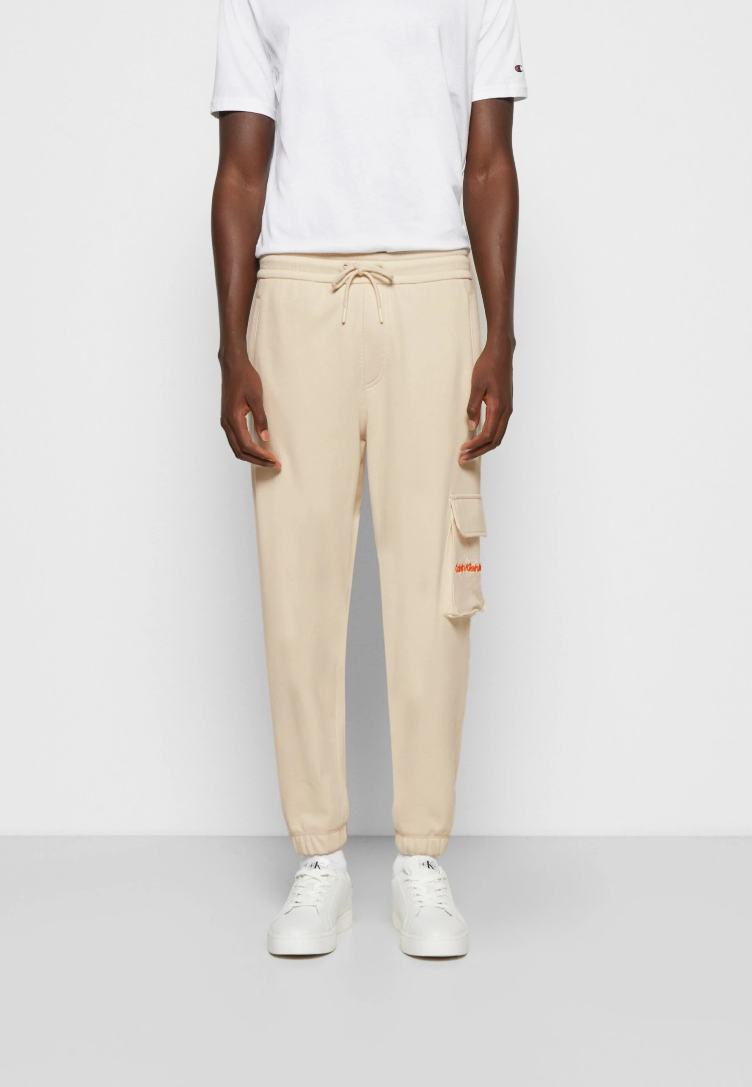 Calvin Klein Jeans Two Tone Monogram Pant - Trainingsbroek - Eggshell 5 Calvin Klein Jeans Two Tone Monogram Pant - Trainingsbroek - Eggshell - Afbeelding 3