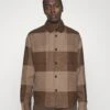 Les Deux Jacob Hybrid - Jas - Coffee Brown/Walnut 1 Les Deux Jacob Hybrid - Jas - Coffee Brown/Walnut -Jack and Jones Verkoopwinkel 57b5b0e8f98040f9bccc897a30ce4380