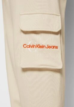 Calvin Klein Jeans Two Tone Monogram Pant - Trainingsbroek - Eggshell 15 Calvin Klein Jeans Two Tone Monogram Pant - Trainingsbroek - Eggshell -Jack and Jones Verkoopwinkel 584cf70bc70146479eadc3b59d6d66eb
