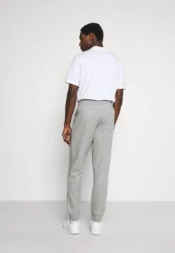 Gant Archive Shield- Trainingsbroek - Grey Melange 9 Gant Archive Shield- Trainingsbroek - Grey Melange -Jack and Jones Verkoopwinkel 5b8019215fc345e9bedb07c8f56e1071