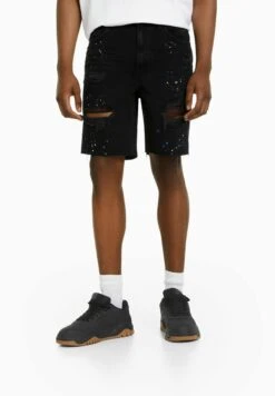 BERSHKA Ripped With Paint Splatter - Jeansshort - Black