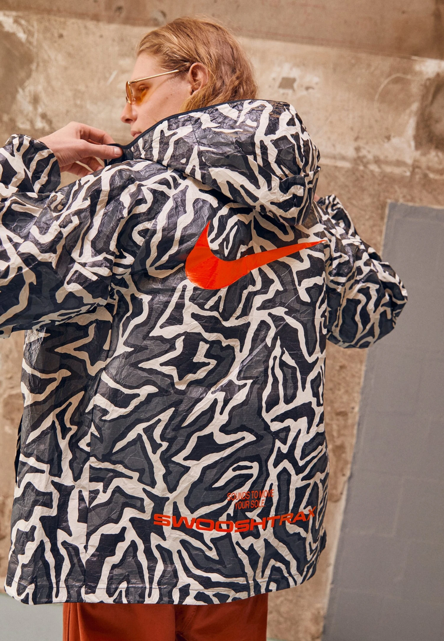 Nike Sportswear Trend - Regenjas - Anthracite/Black/Bright Crimson 3 Nike Sportswear Trend - Regenjas - Anthracite/Black/Bright Crimson