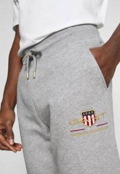 Gant Archive Shield- Trainingsbroek - Grey Melange 11 Gant Archive Shield- Trainingsbroek - Grey Melange -Jack and Jones Verkoopwinkel 6acb3a2c6a3e47a1b994392a2a6e8005