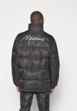 MOSCHINO Long Jacket - Winterjas - Fantasy Black 12 MOSCHINO Long Jacket - Winterjas - Fantasy Black -Jack and Jones Verkoopwinkel 77ab2efb0fe4468a8534fa1a14598dc3