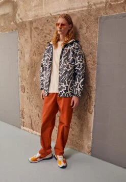 Nike Sportswear Trend - Regenjas - Anthracite/Black/Bright Crimson 11 Nike Sportswear Trend - Regenjas - Anthracite/Black/Bright Crimson -Jack and Jones Verkoopwinkel 7a398264ef1f4e16a77d802bda059ac0