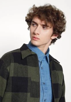 Selected Homme Slhloosedoller Overshirt - Lichte Jas - Dark Olive 12 Selected Homme Slhloosedoller Overshirt - Lichte Jas - Dark Olive -Jack and Jones Verkoopwinkel 7bb6a40e3e214a29b0ba444f590612bc