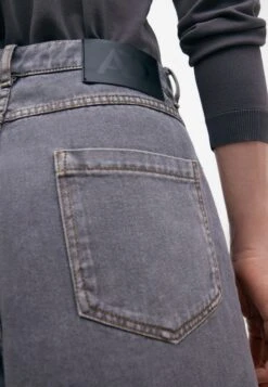 ADOLFO DOMINGUEZ Relaxed Fit - Jeansshort - Light Grey 11 ADOLFO DOMINGUEZ Relaxed Fit - Jeansshort - Light Grey -Jack and Jones Verkoopwinkel 7d9e5ac781bf4e76a39a990ff8a4fce5