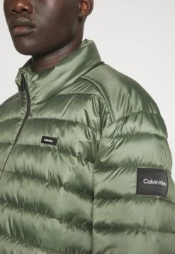 Calvin Klein Side Logo Jacket - Halflange Jas - Thyme 15 Calvin Klein Side Logo Jacket - Halflange Jas - Thyme -Jack and Jones Verkoopwinkel 7ea9a015fe88431aa67a5245c7b1d2a9