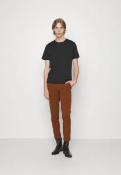 Lindbergh Slim Fit Club Pants - Broek - Deep Camel 9 Lindbergh Slim Fit Club Pants - Broek - Deep Camel -Jack and Jones Verkoopwinkel 7fc413191f7c4ae1851804623dcfedbd