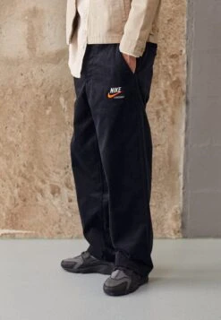 Nike Sportswear Trend Pant - Broek - Black/Team Orange/University Gold