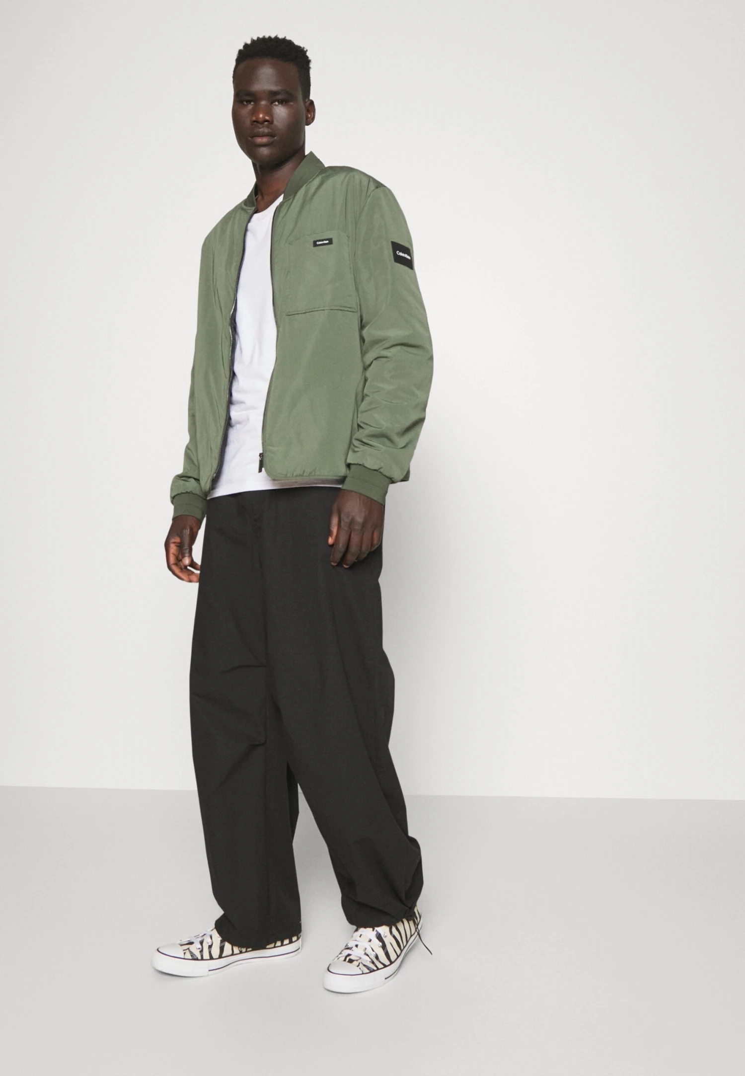 Calvin Klein Recycled Superlightweight - Bomberjacks - Thyme 6 Calvin Klein Recycled Superlightweight - Bomberjacks - Thyme - Afbeelding 4
