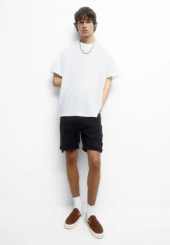 PULL & BEAR Ripped Bermuda- Jeansshort - Black 11 PULL & BEAR Ripped Bermuda- Jeansshort - Black -Jack and Jones Verkoopwinkel 85ee979a01db48a595fce9fe63e006b3