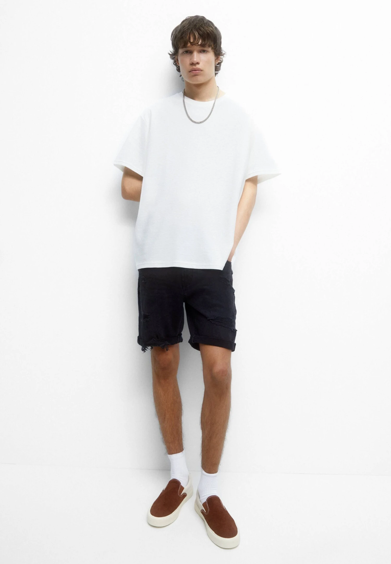 PULL & BEAR Ripped Bermuda- Jeansshort - Black 4 PULL & BEAR Ripped Bermuda- Jeansshort - Black - Afbeelding 2