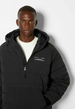 BERSHKA Pouch Pocket - Outdoorjas - Black 11 BERSHKA Pouch Pocket - Outdoorjas - Black -Jack and Jones Verkoopwinkel 8f7beda5343845b4bf7db895f7c43d5f