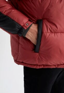 DeFacto Regular Fit- Winterjas - Red 12 DeFacto Regular Fit- Winterjas - Red -Jack and Jones Verkoopwinkel 8ffb63b32eff46c0baf9372e51f11c24