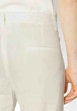 DRYKORN Chasy - Broek - Off-White 11 DRYKORN Chasy - Broek - Off-White -Jack and Jones Verkoopwinkel 91e9a3df85924413a0fb6cfcbbf83a60