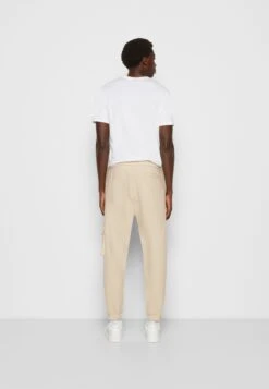 Calvin Klein Jeans Two Tone Monogram Pant - Trainingsbroek - Eggshell 12 Calvin Klein Jeans Two Tone Monogram Pant - Trainingsbroek - Eggshell -Jack and Jones Verkoopwinkel 96a28d1104bd4d4e8a92c0c6bc3ad30e