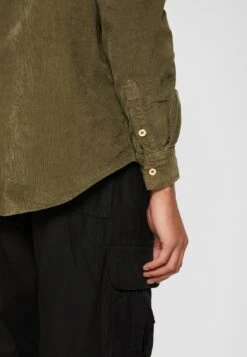 URBAN CLASSICS Corduroy Shirt - Overhemd - Olive 15 URBAN CLASSICS Corduroy Shirt - Overhemd - Olive -Jack and Jones Verkoopwinkel 99f523beec4d4c3ab1cf3d3eb185aa11