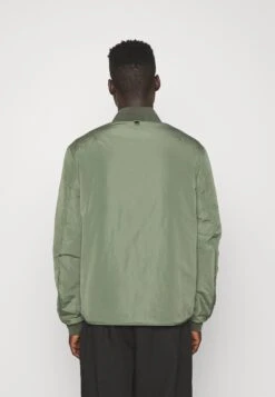 Calvin Klein Recycled Superlightweight - Bomberjacks - Thyme 11 Calvin Klein Recycled Superlightweight - Bomberjacks - Thyme -Jack and Jones Verkoopwinkel 9bdd8fe2b87646b4bd6b58a68686089d