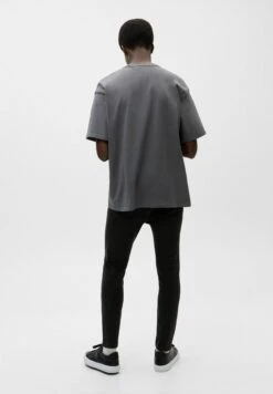 PULL & BEAR Carrot Fit- Slim Fit Jeans - Black 11 PULL & BEAR Carrot Fit- Slim Fit Jeans - Black -Jack and Jones Verkoopwinkel 9ed865e025524e07957b9c7daae4635a