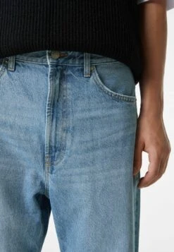 BERSHKA Straight Leg Jeans - Light Blue Denim -Jack and Jones Verkoopwinkel 9f2d08f6bc0546daba1aa8adc7f3fdbb