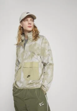 Nike Sportswear Windjack - Neutral Olive/Light Iron Ore/Black 16 Nike Sportswear Windjack - Neutral Olive/Light Iron Ore/Black -Jack and Jones Verkoopwinkel aa21a48eec1c4e1dbf779b343a5b701e