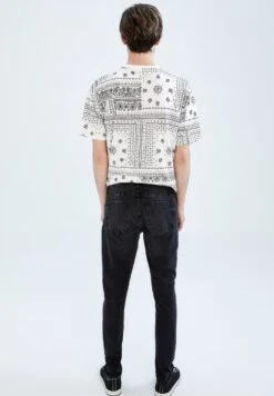 DeFacto Carlo - Slim Fit Jeans - Black 8 DeFacto Carlo - Slim Fit Jeans - Black -Jack and Jones Verkoopwinkel aeae08ba1f544e4bb9f1f518cbed116b