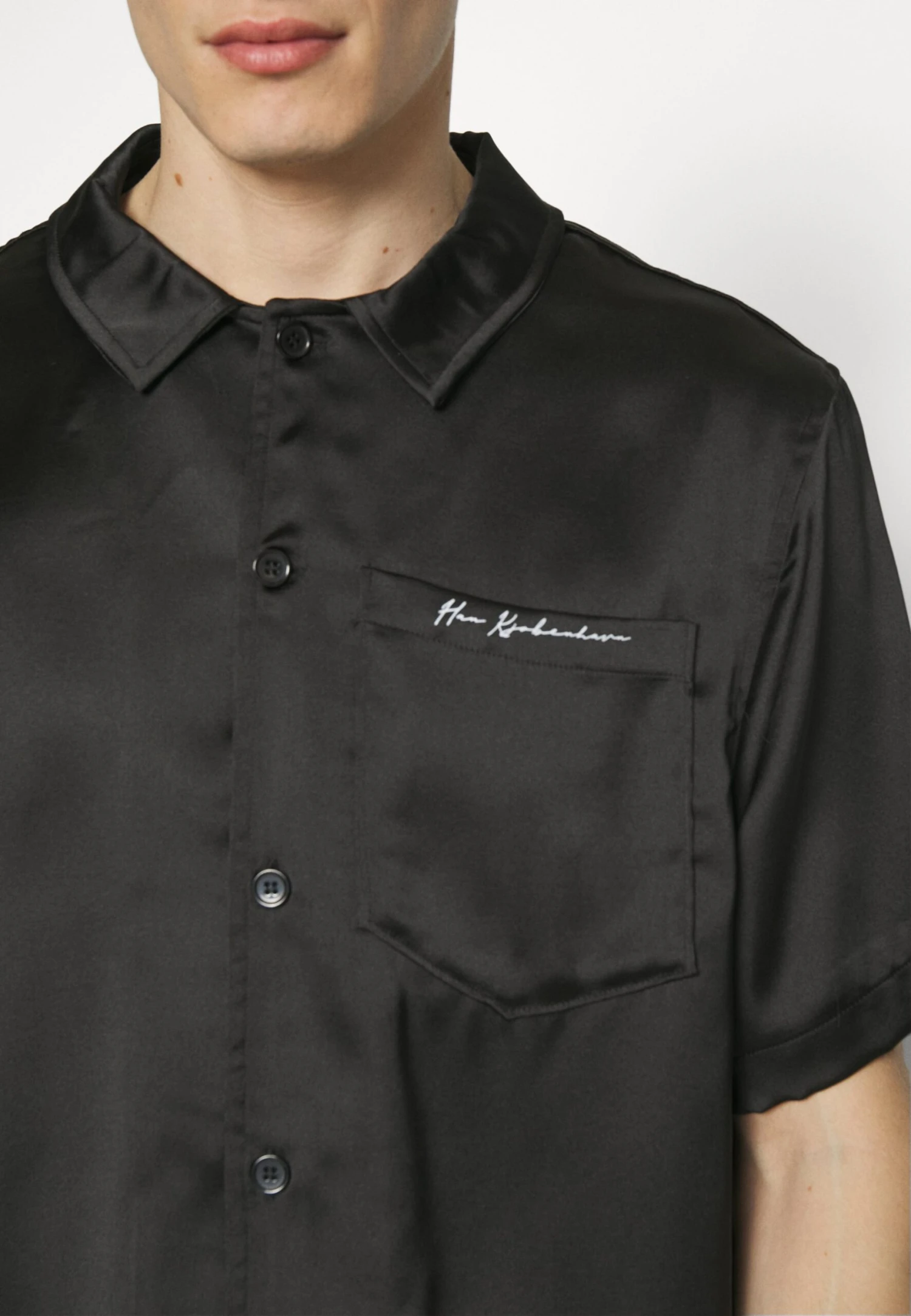 Han Kjøbenhavn Pret A Porter Camp Collar - Overhemd - Black 8 Han Kjøbenhavn Pret A Porter Camp Collar - Overhemd - Black - Afbeelding 6