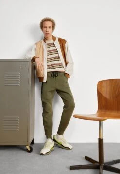 Nike Sportswear Trainingsbroek - Medium Olive/Black 10 Nike Sportswear Trainingsbroek - Medium Olive/Black -Jack and Jones Verkoopwinkel b5d04ebcdf33436fa2b449477bd400d4