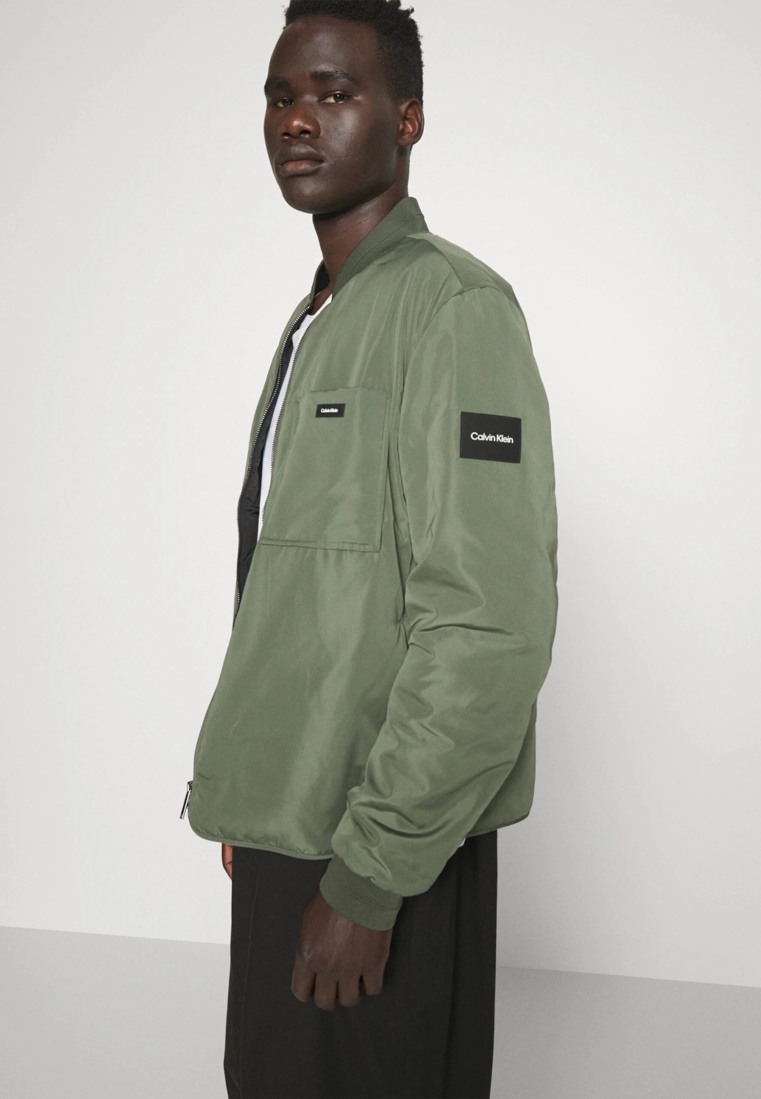 Calvin Klein Recycled Superlightweight - Bomberjacks - Thyme 7 Calvin Klein Recycled Superlightweight - Bomberjacks - Thyme - Afbeelding 5