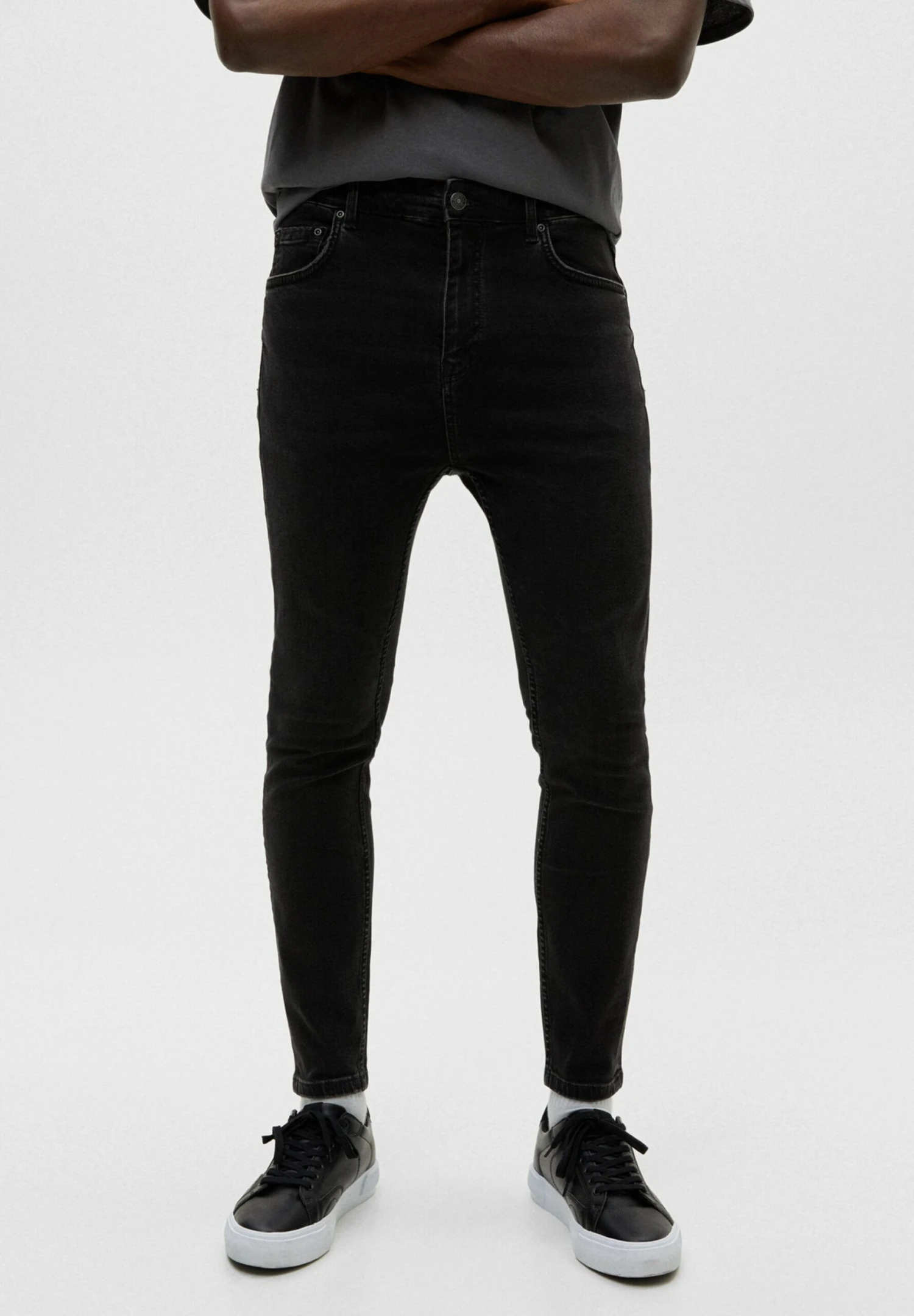 PULL & BEAR Carrot Fit- Slim Fit Jeans - Black 3 PULL & BEAR Carrot Fit- Slim Fit Jeans - Black