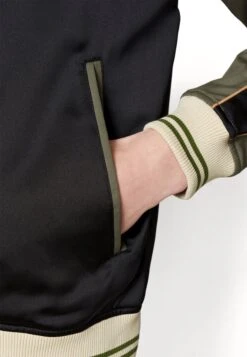 Iceberg Giubbotto Tessuto - Bomberjacks - Black/Khaki 15 Iceberg Giubbotto Tessuto - Bomberjacks - Black/Khaki -Jack and Jones Verkoopwinkel c1802d5177dd4dbeb98a550e4eeb4d98